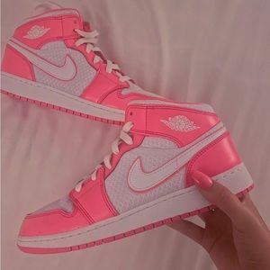 Jordan 1s hyper pink